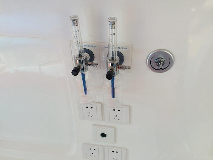 福特V348長軸超人高頂監(jiān)護(hù)型救護(hù)車